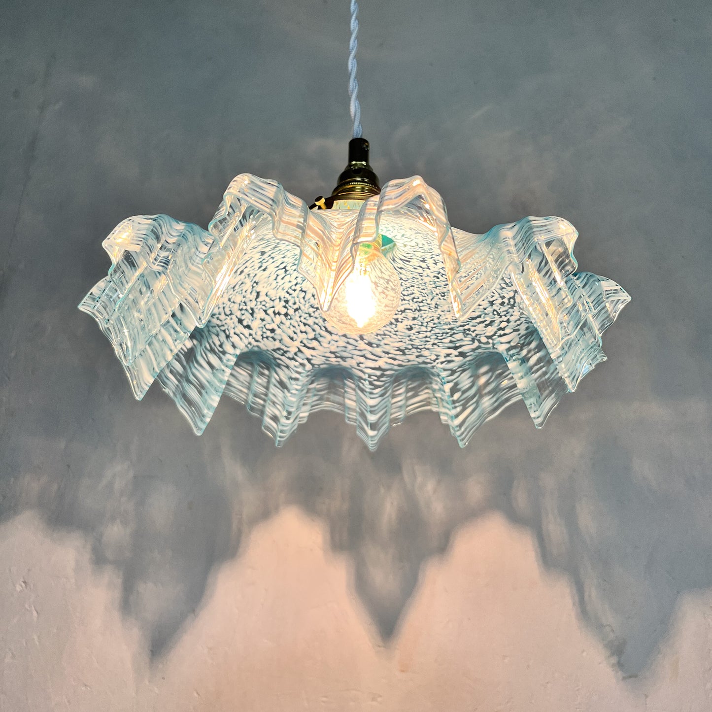 suspension vintage en verre de Clichy bleu