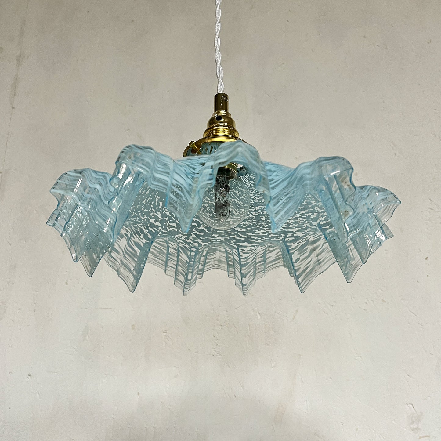 suspension vintage en verre de Clichy bleu