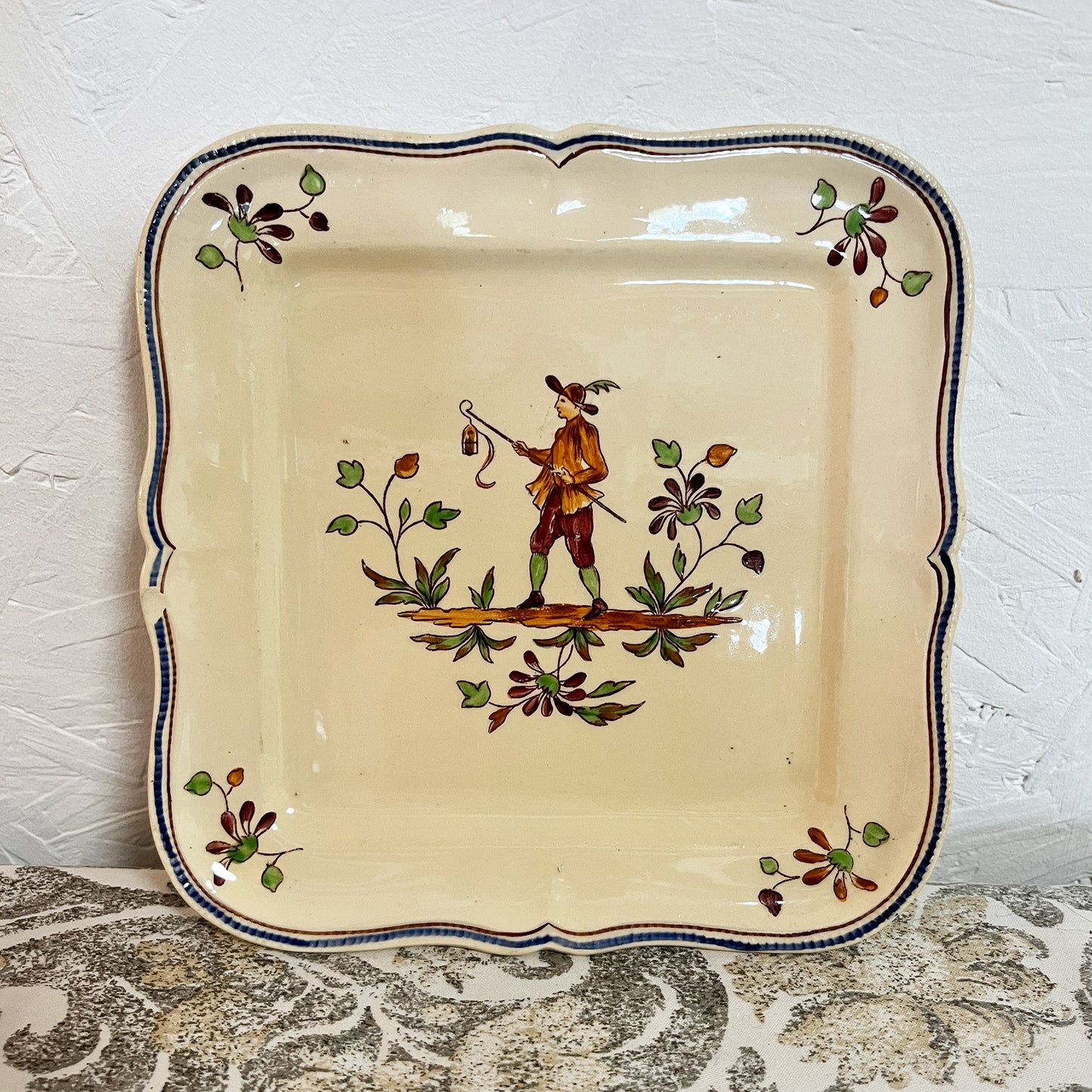 assiettes carrées Longchamp décor « Moustiers »