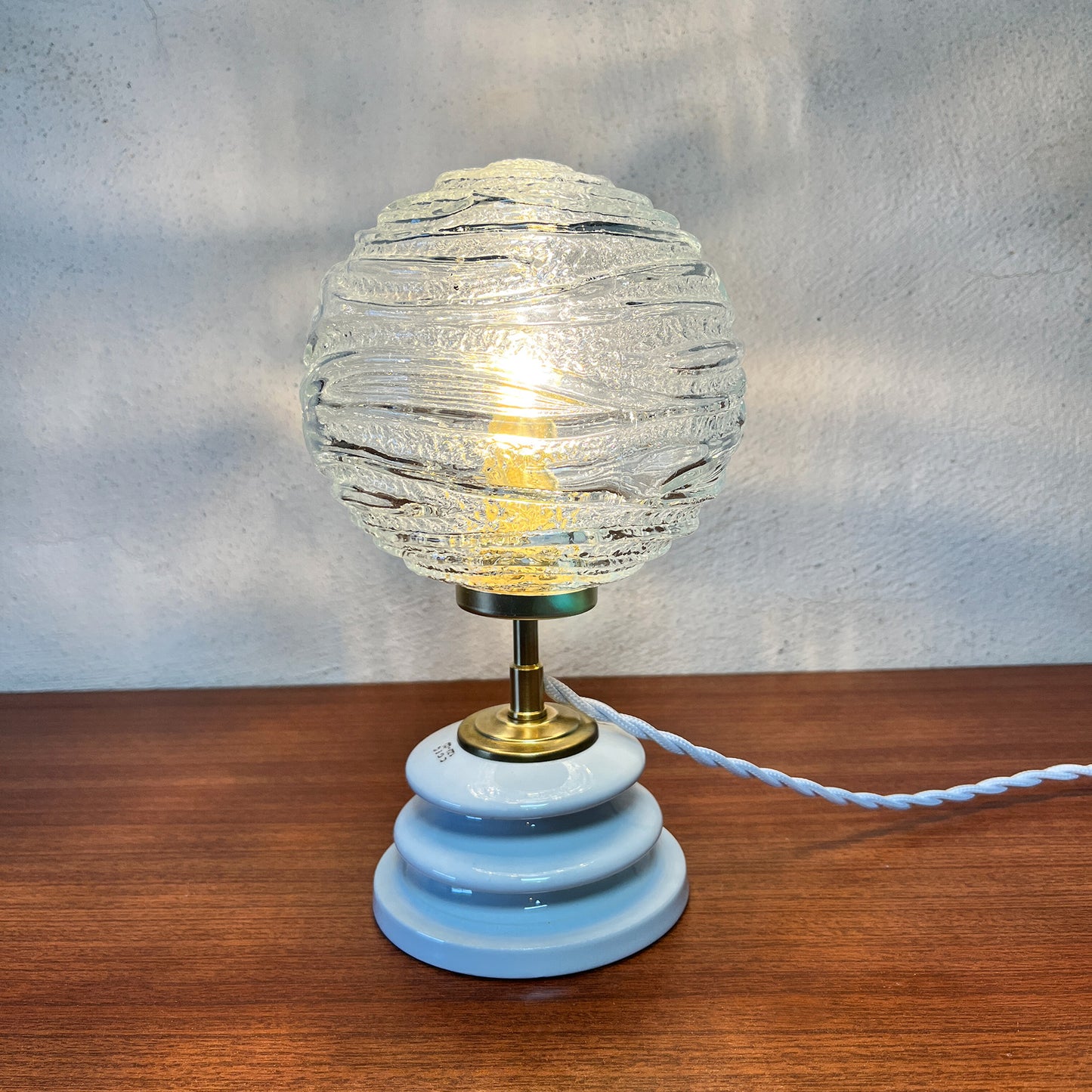 lampe à poser globe texturé