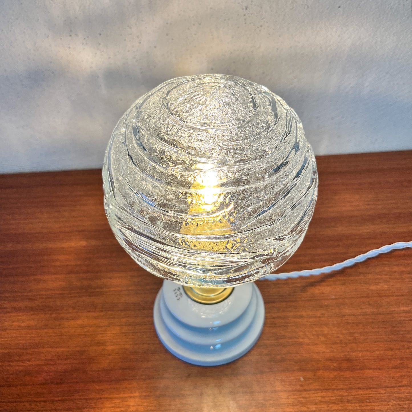 lampe à poser globe texturé