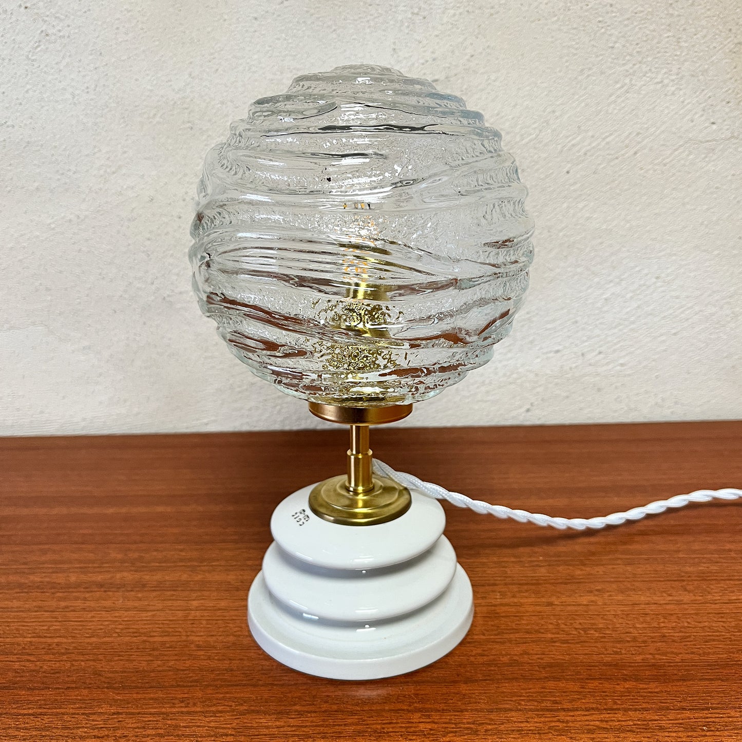 lampe à poser globe texturé