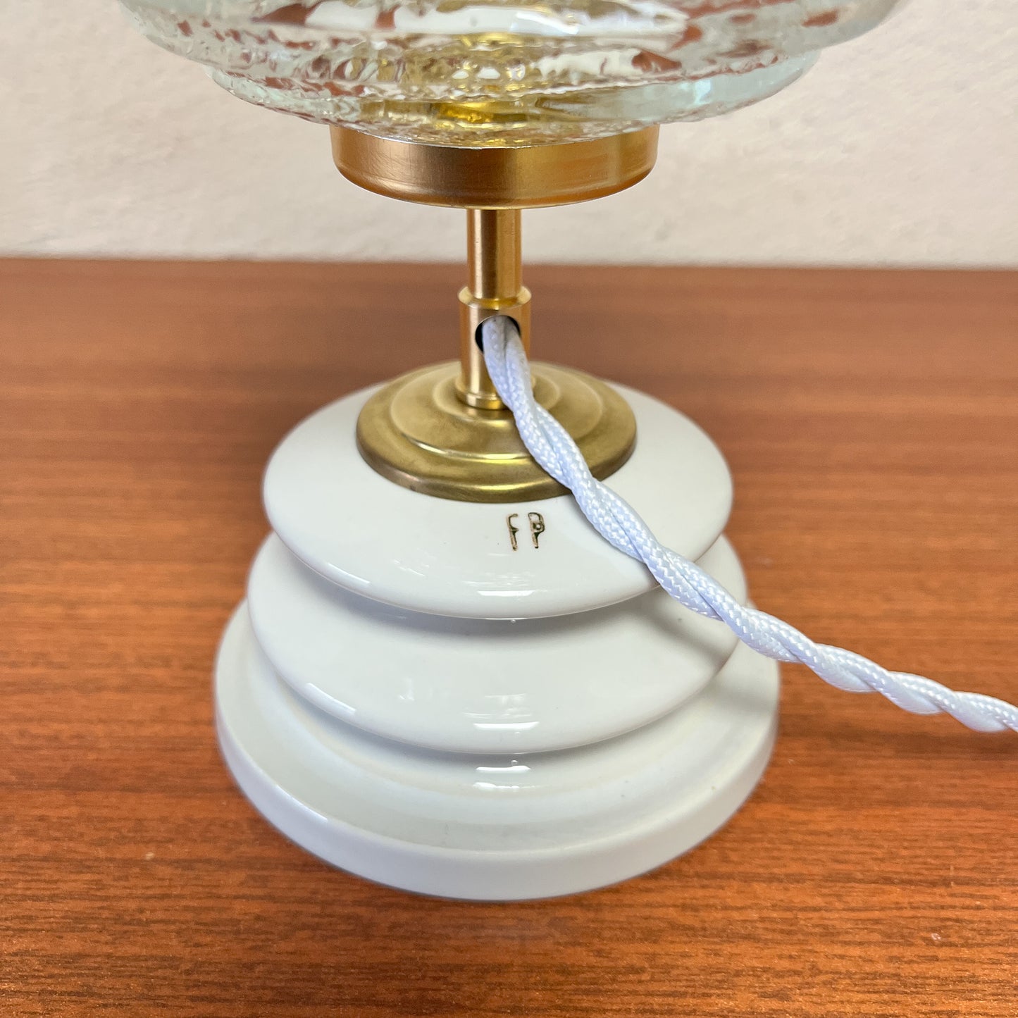 lampe à poser globe texturé