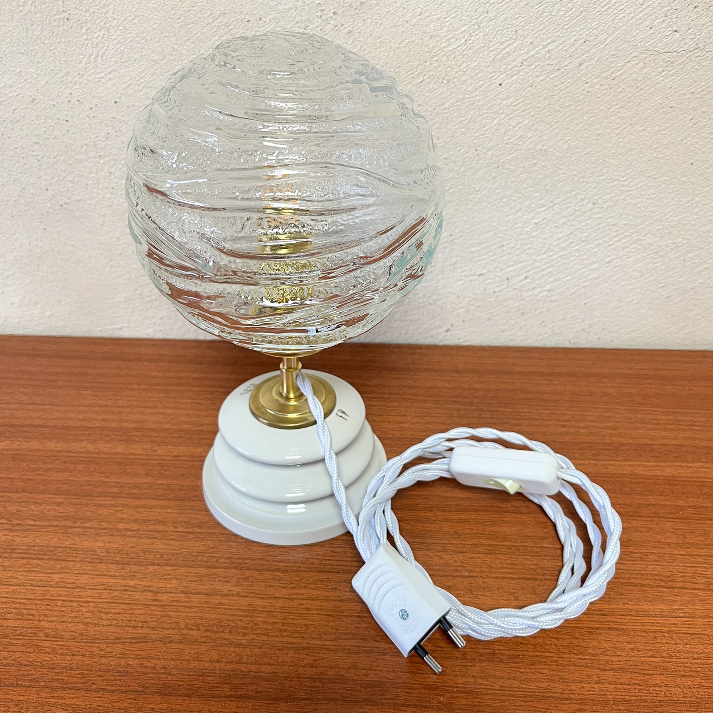lampe à poser globe texturé