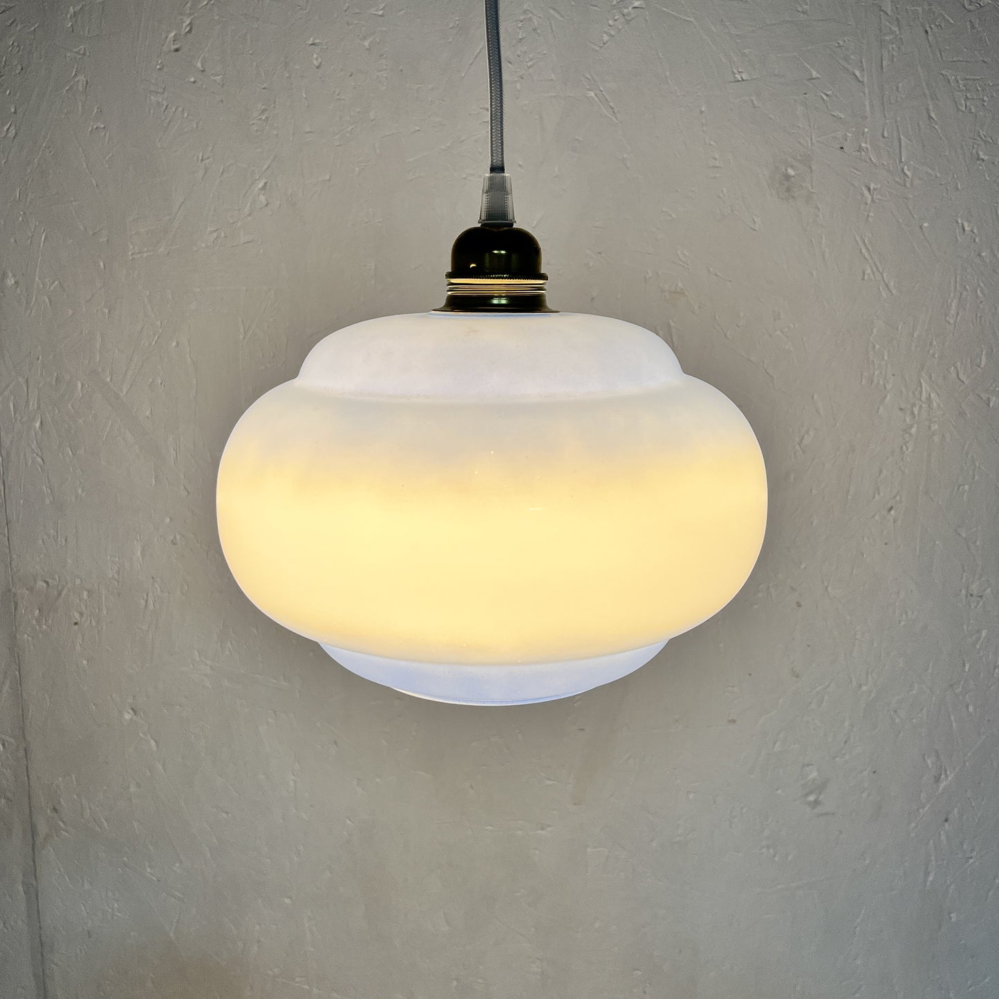 suspension globe opalin bleu et blanc
