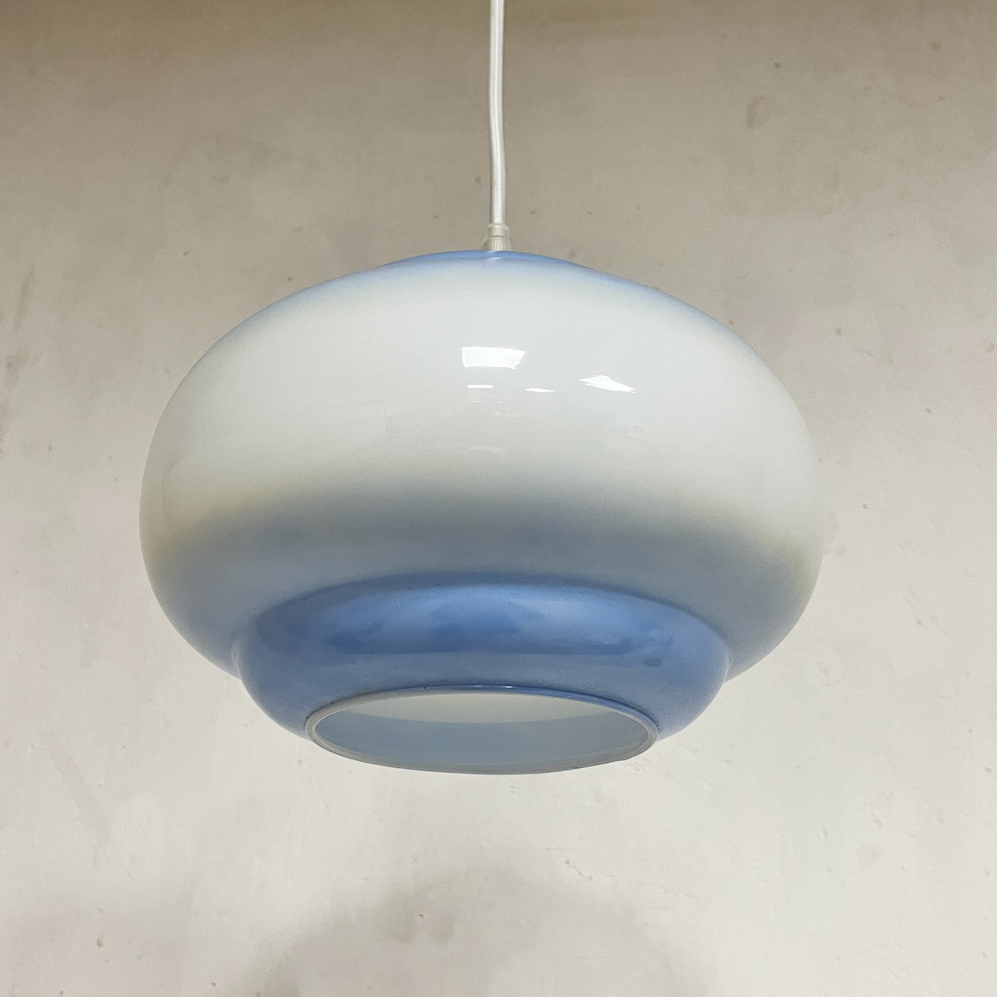 suspension globe opalin bleu et blanc