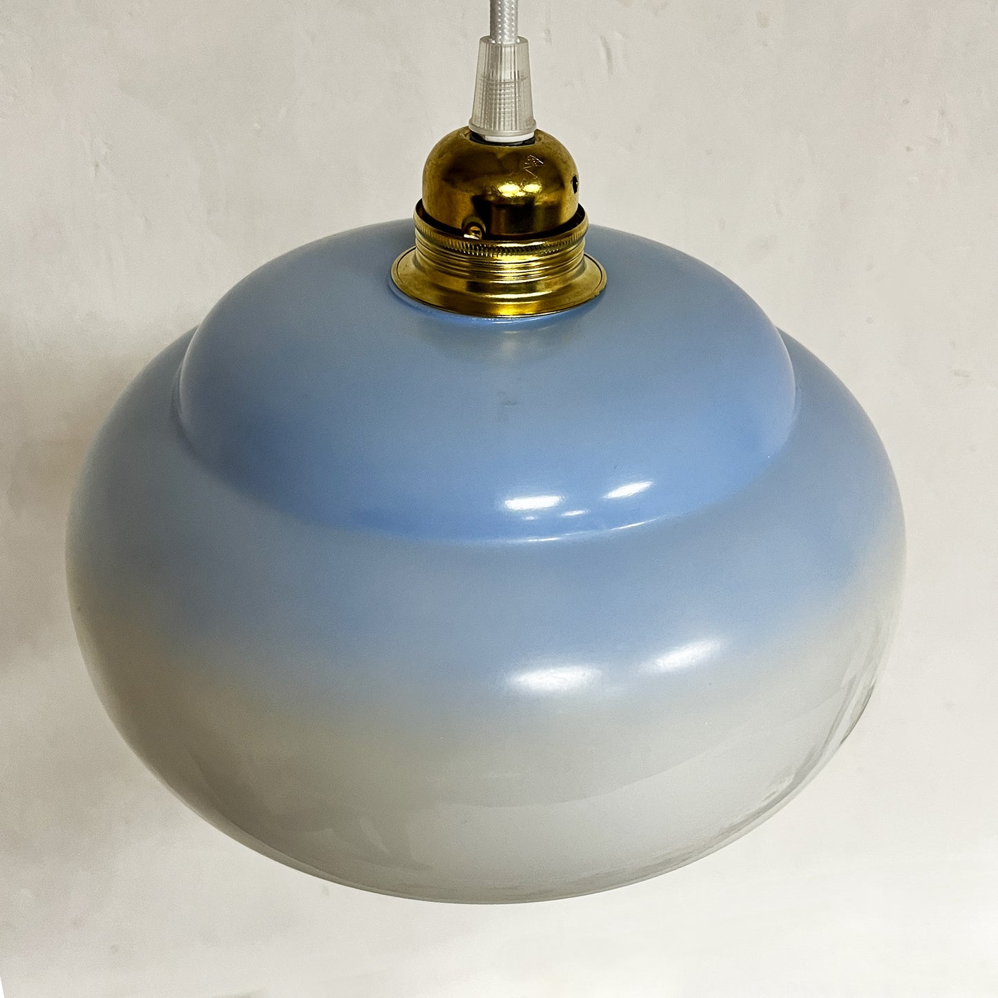 suspension globe opalin bleu et blanc