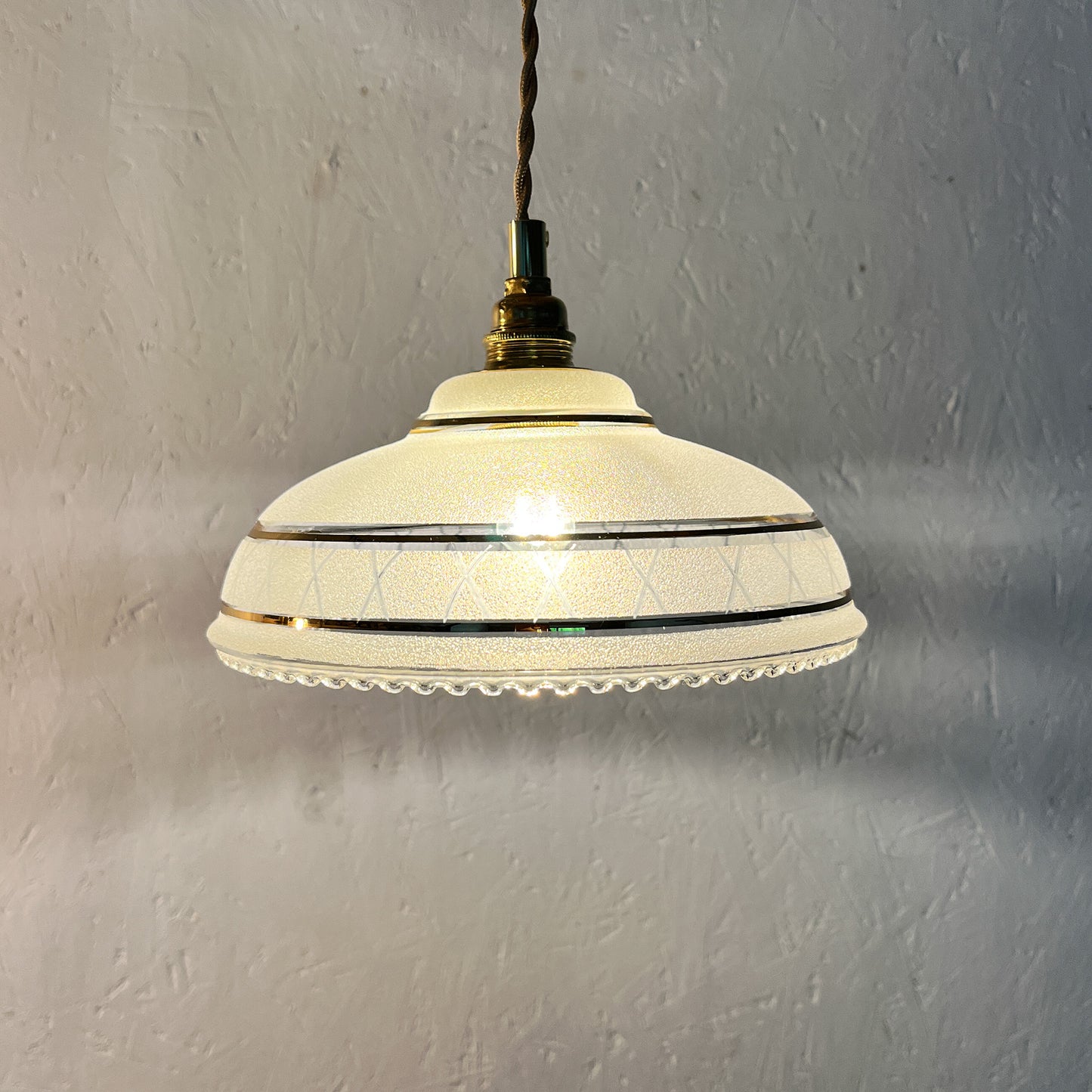 suspension globe vintage en verre granité blanc