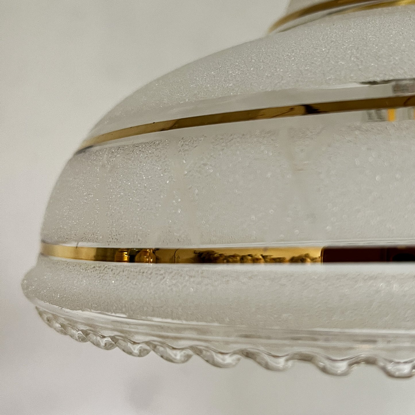 suspension globe vintage en verre granité blanc