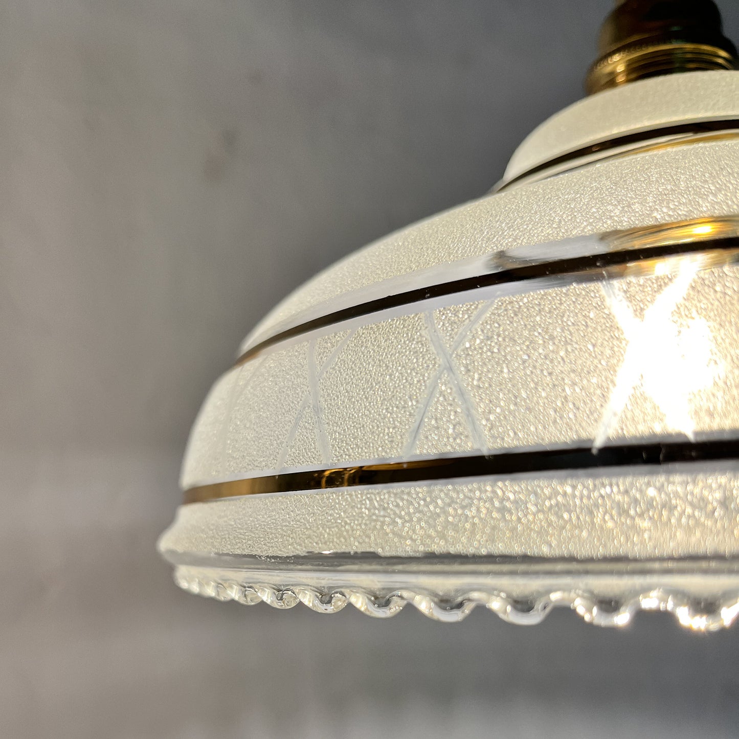 suspension globe vintage en verre granité blanc
