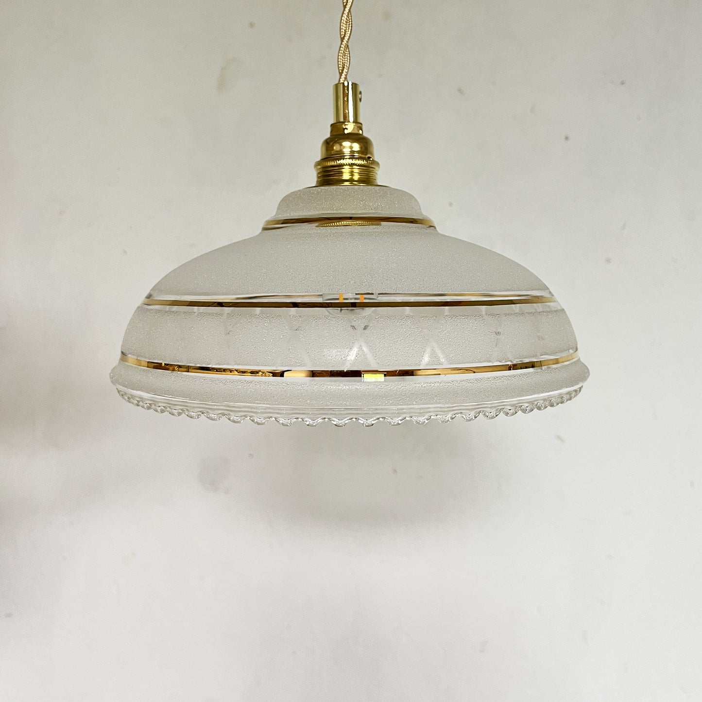suspension globe vintage en verre granité blanc
