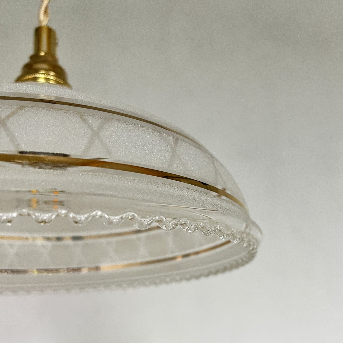 suspension globe vintage en verre granité blanc