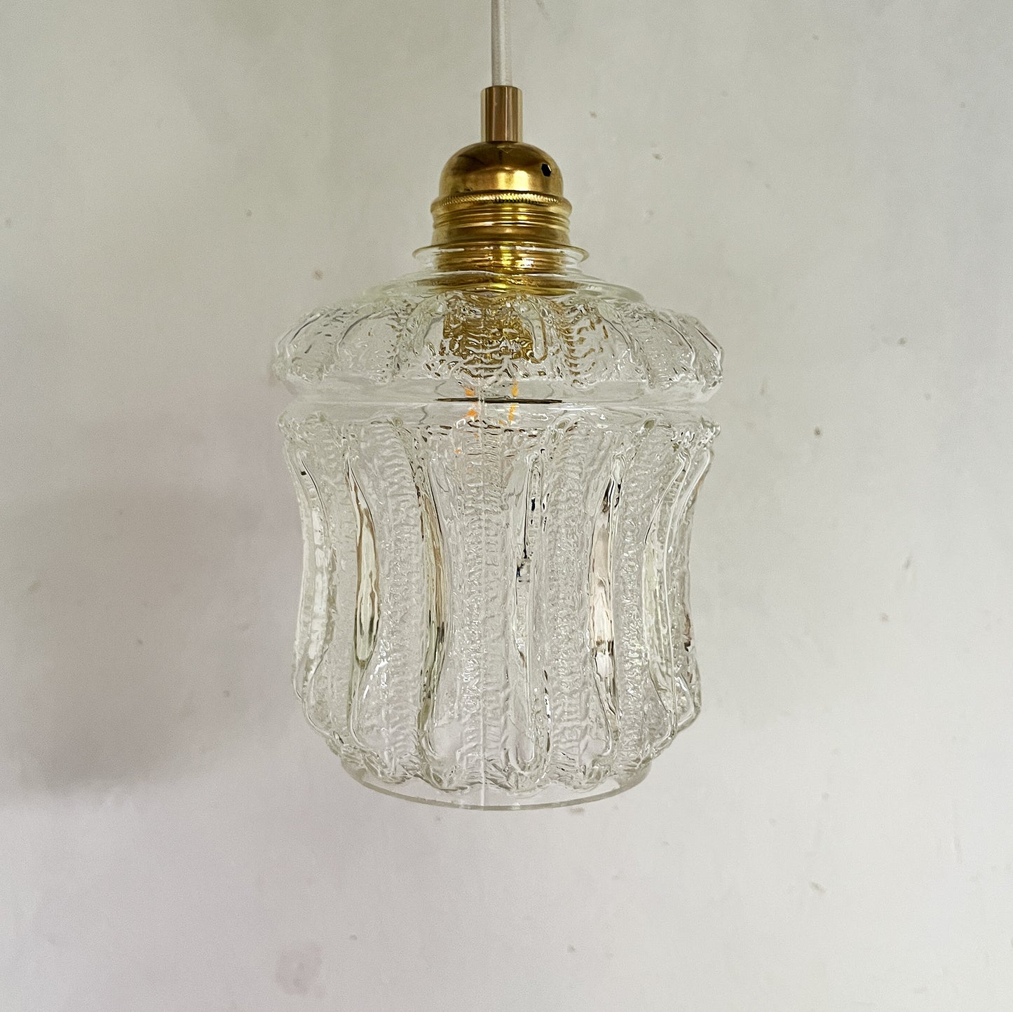 suspension globe vintage ciselé à facettes