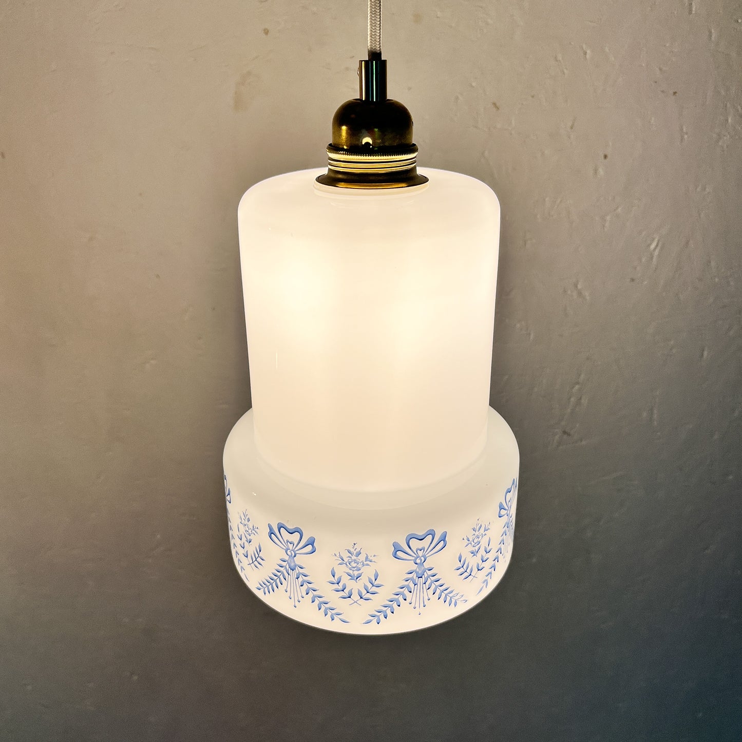 suspension globe vintage en opaline blanche et décor bleu