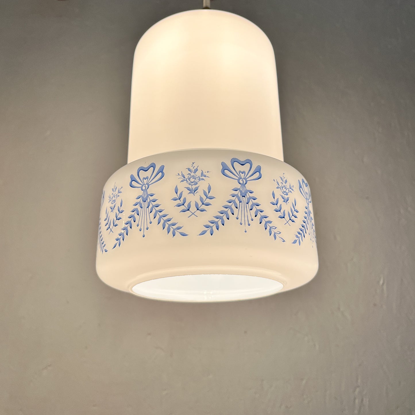 suspension globe vintage en opaline blanche et décor bleu