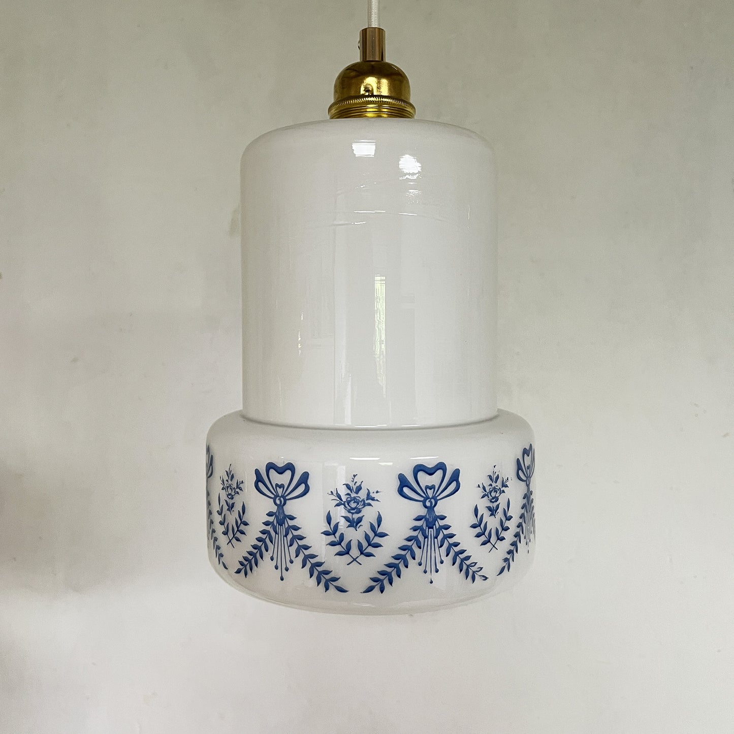suspension globe vintage en opaline blanche et décor bleu