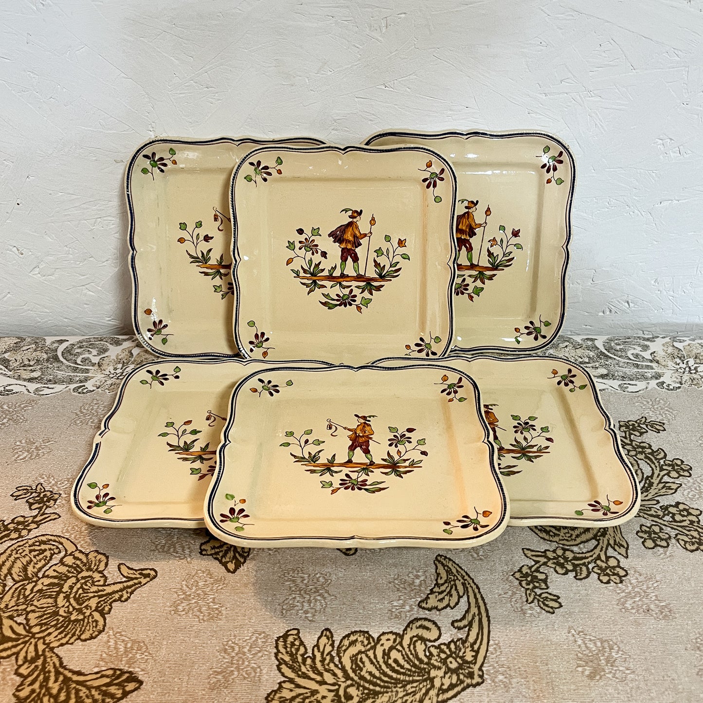 assiettes carrées Longchamp décor « Moustiers »