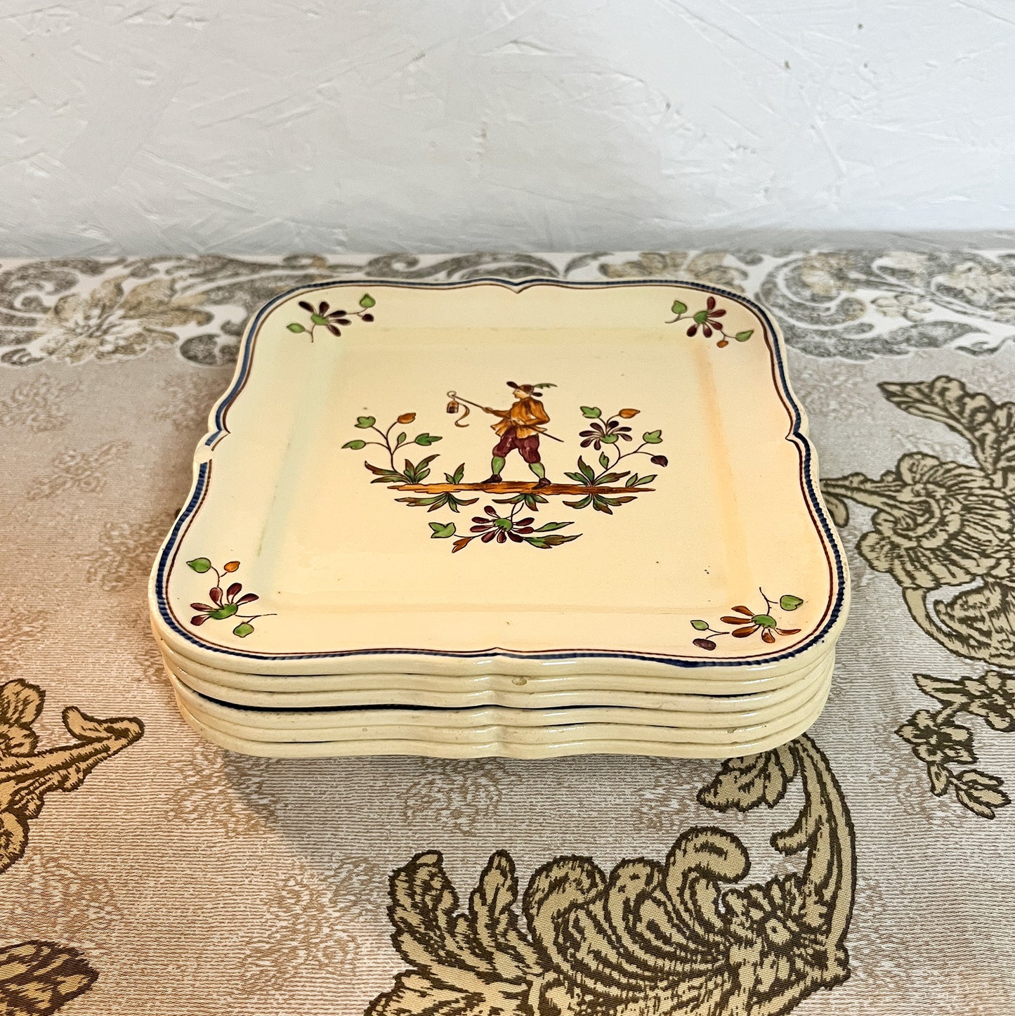 assiettes carrées Longchamp décor « Moustiers »