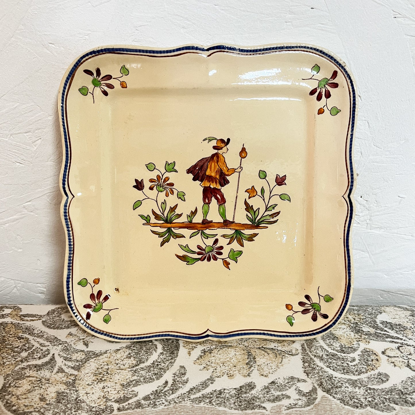 assiettes carrées Longchamp décor « Moustiers »