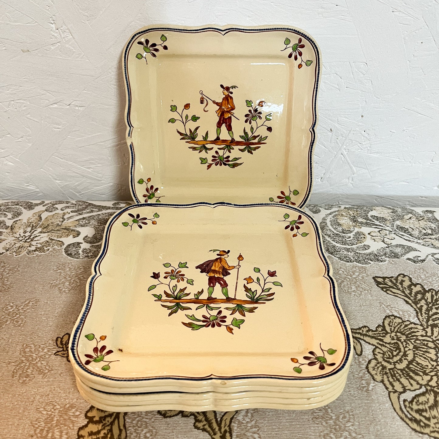 assiettes carrées Longchamp décor « Moustiers »