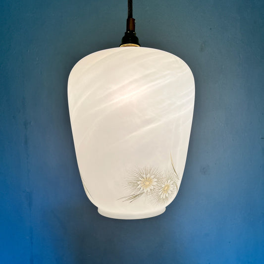 suspension globe vintage en opaline blanche et décor marguerites