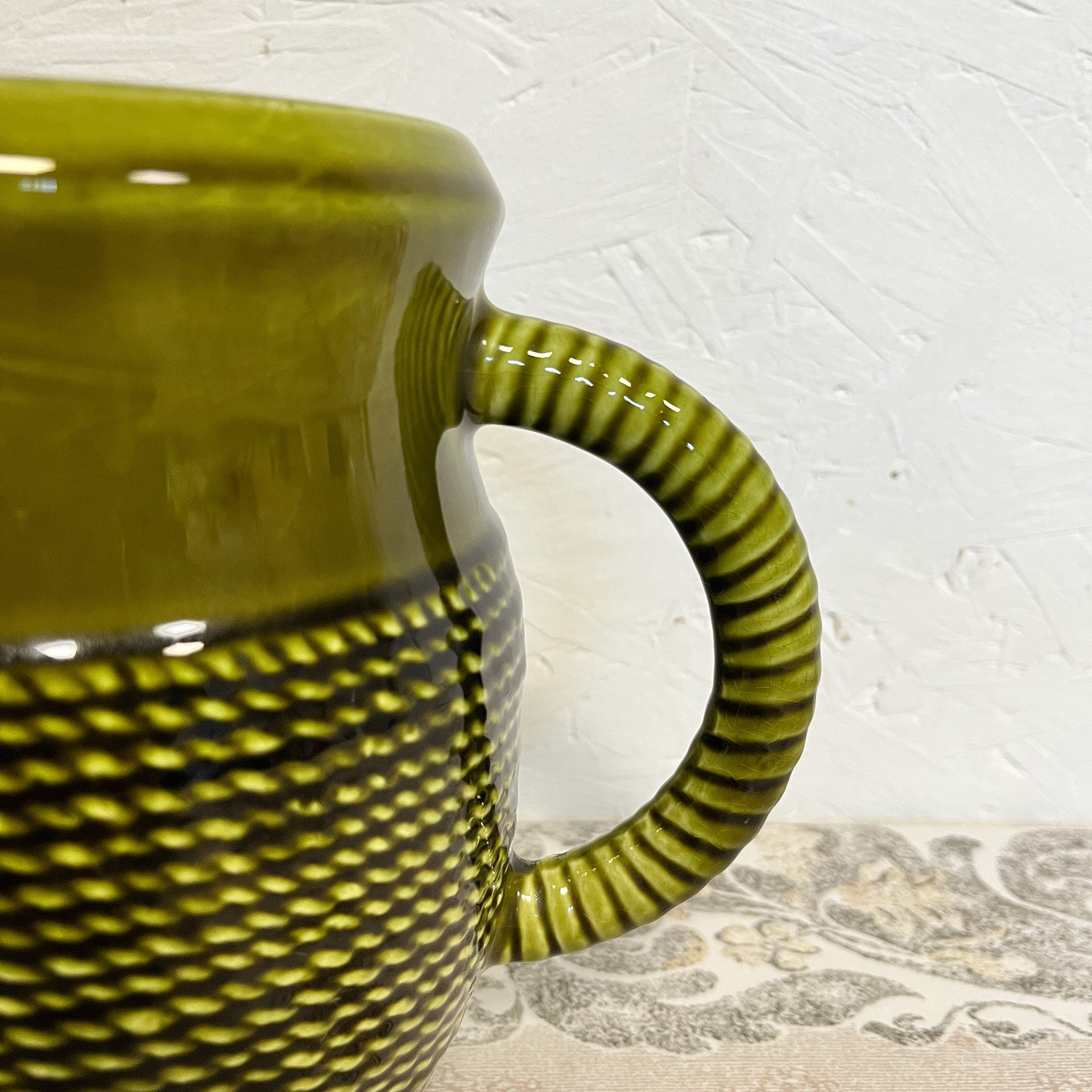 Pichet en céramique verte - Sarreguemines | La Family Brocante Pichet en céramique verte - Sarreguemines | La Family Brocante