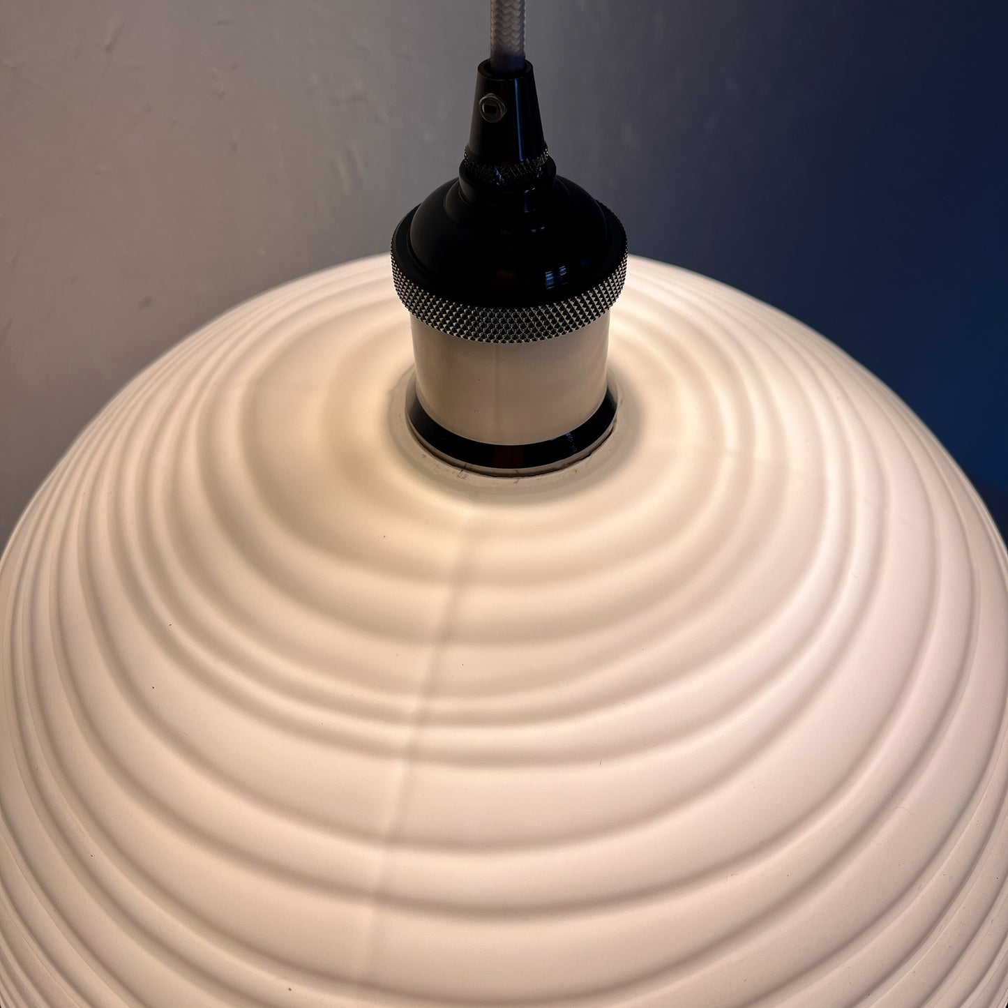 suspension globe opalin blanc effet plissé