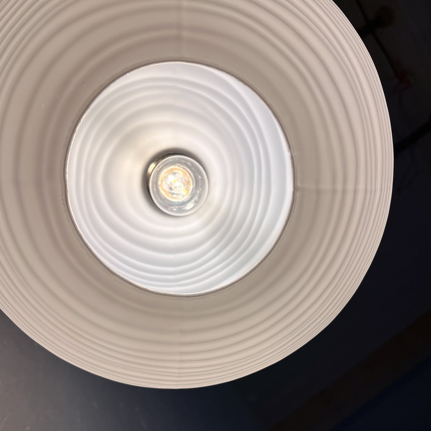 suspension globe opalin blanc effet plissé