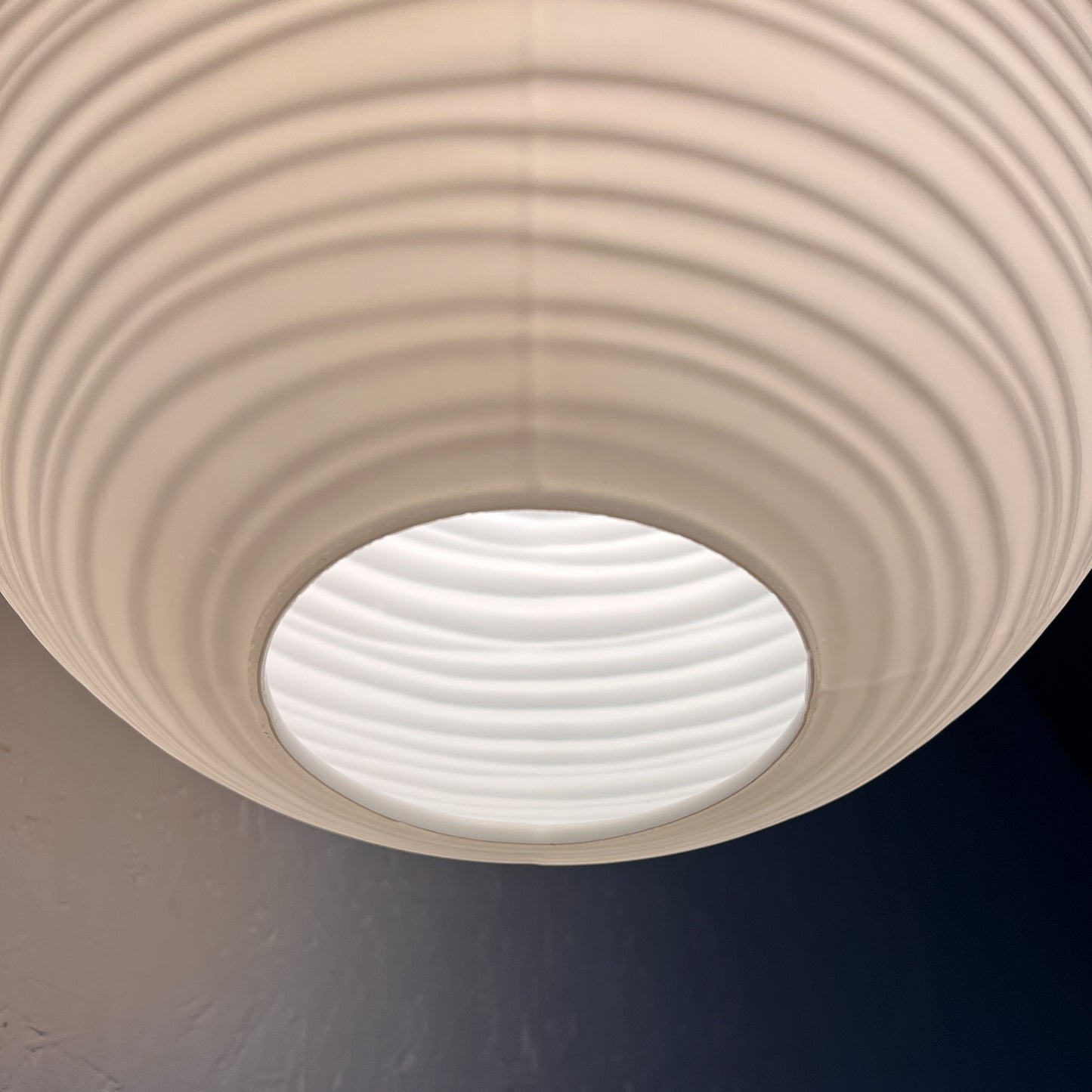 suspension globe opalin blanc effet plissé