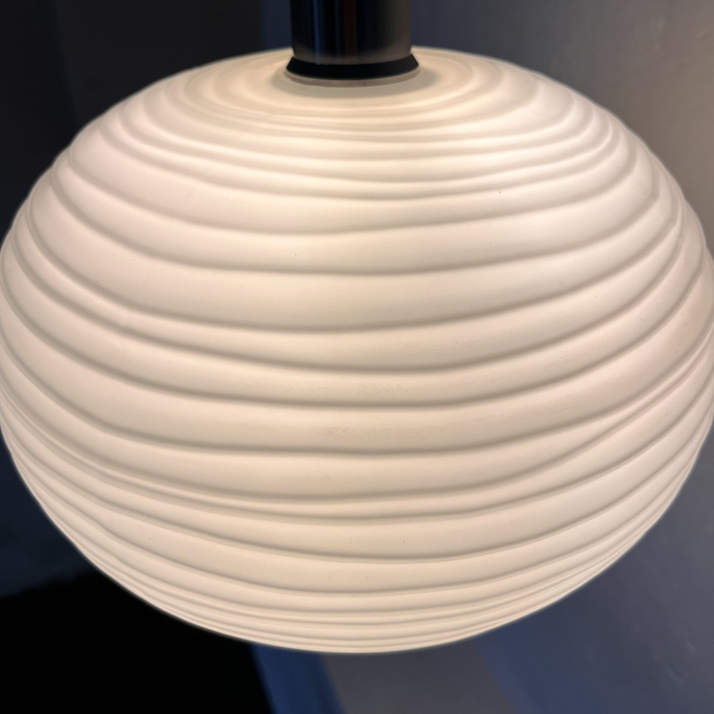 suspension globe opalin blanc effet plissé