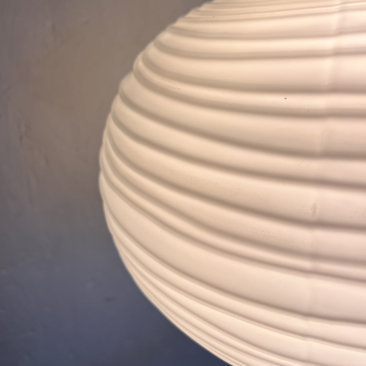 suspension globe opalin blanc effet plissé
