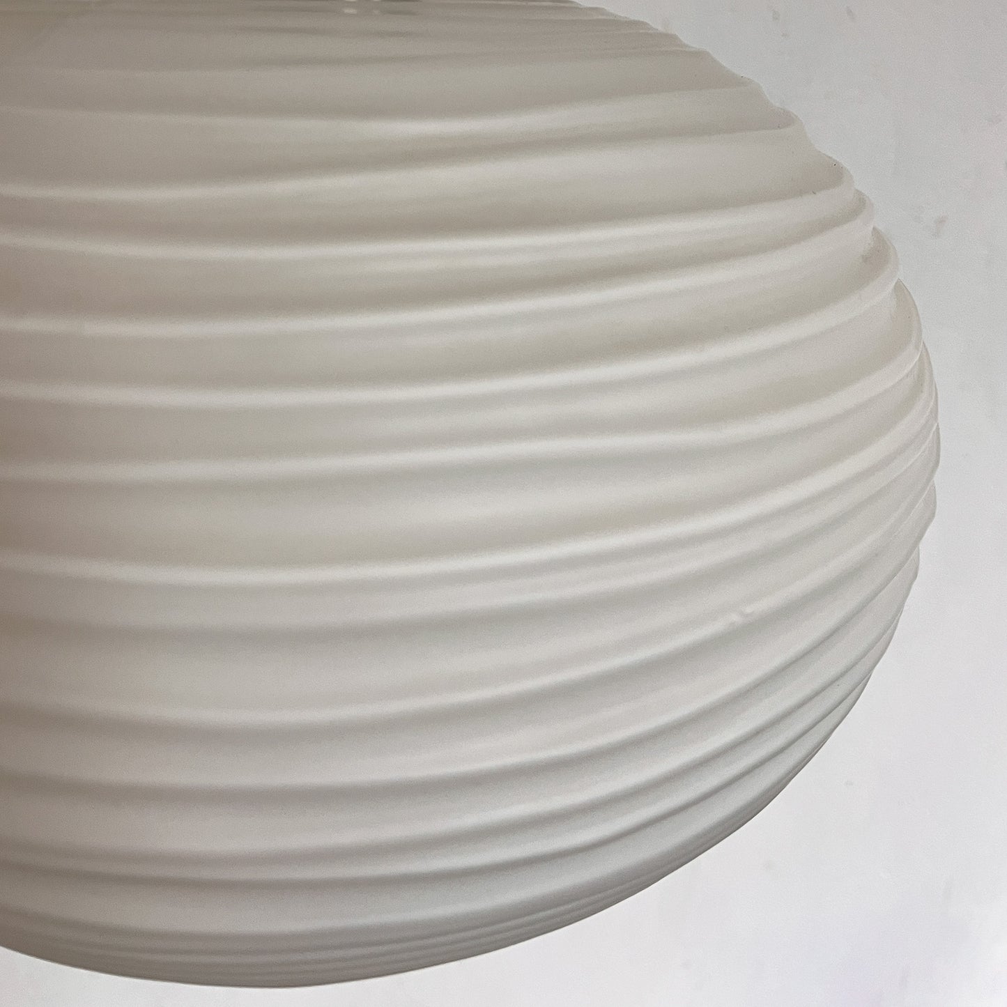 suspension globe opalin blanc effet plissé