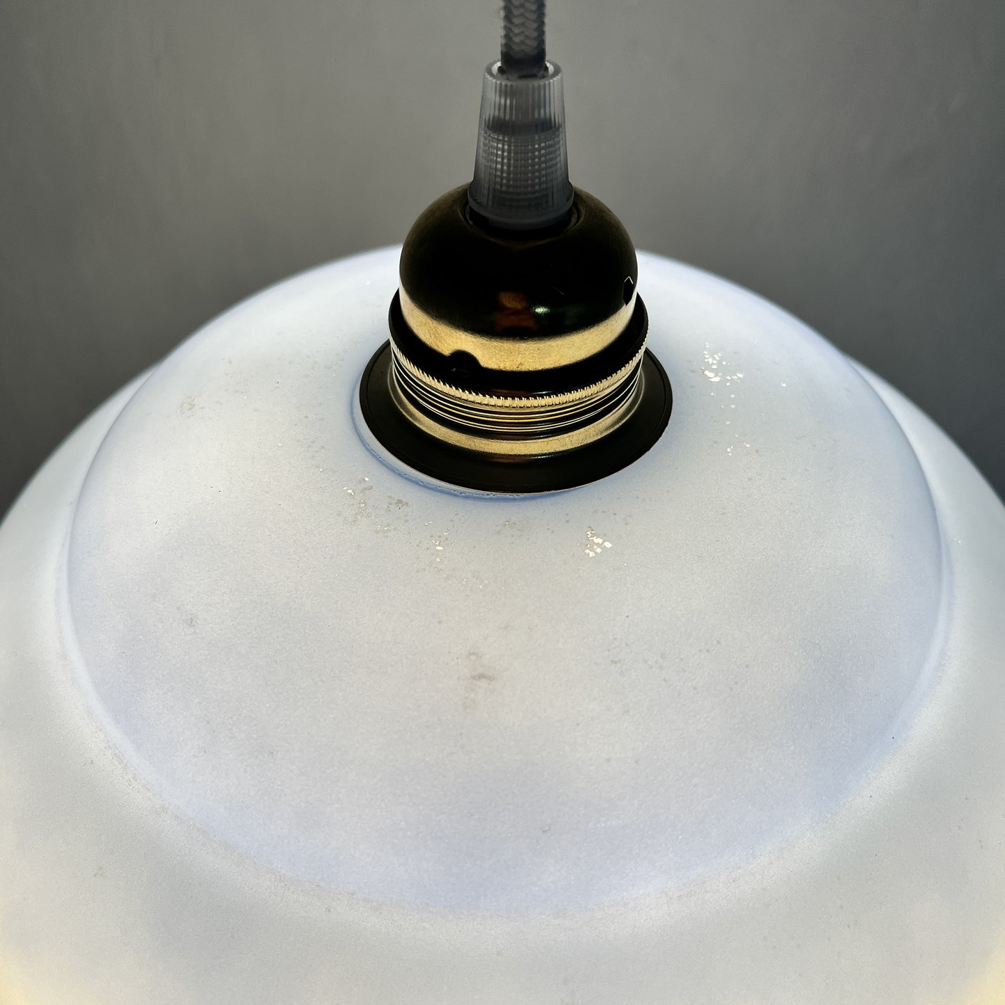 suspension globe opalin bleu et blanc