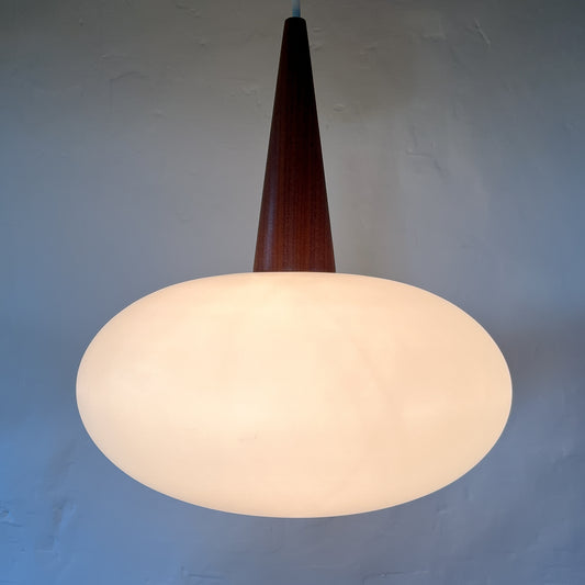 suspension en verre opalin et teck, design Louis Kalff