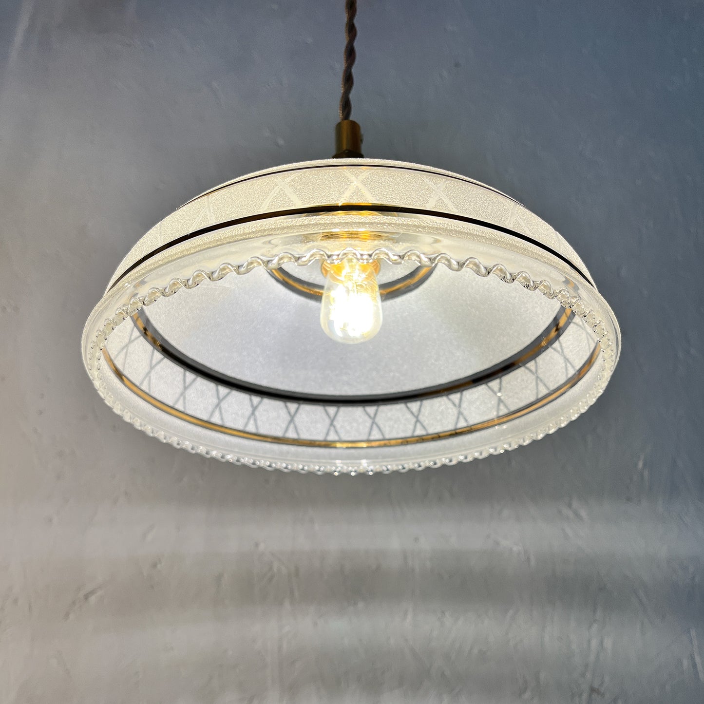suspension globe vintage en verre granité blanc
