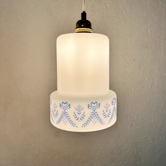 suspension globe vintage en opaline blanche et décor bleu
