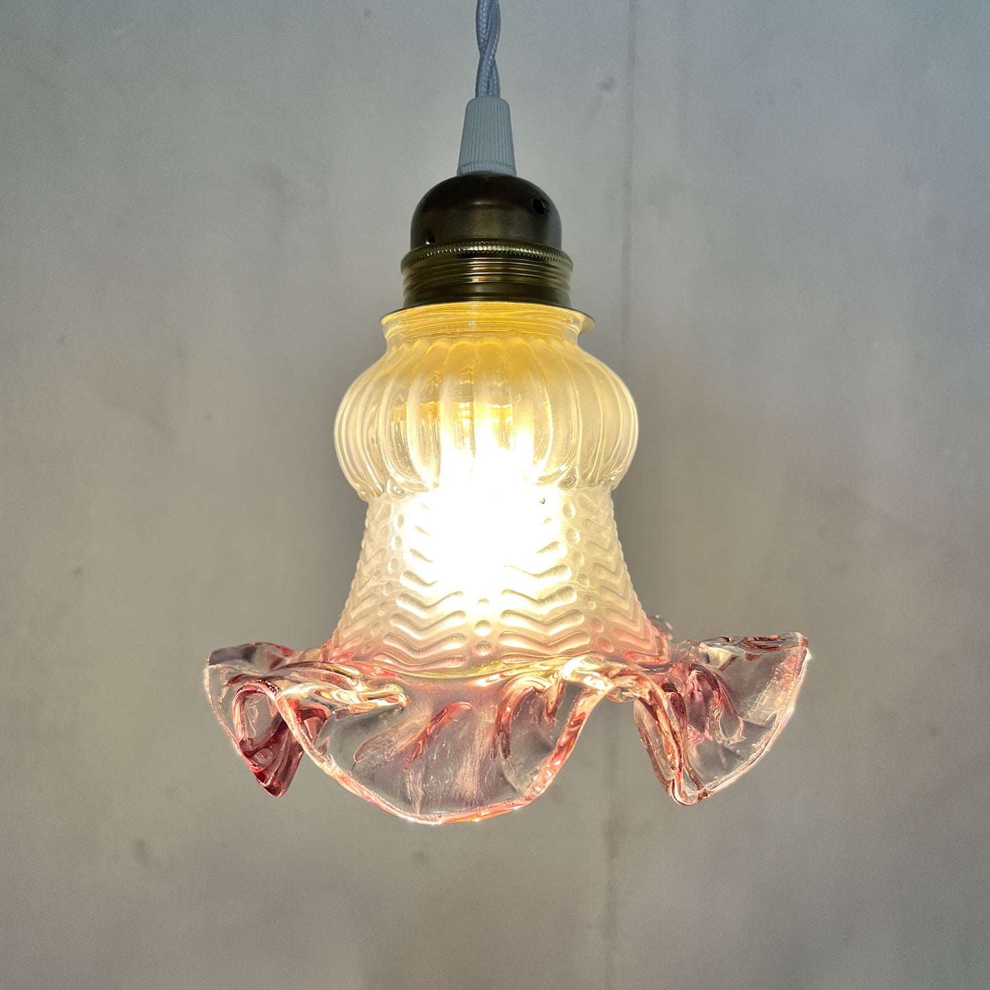suspension tulipe en verre rosé