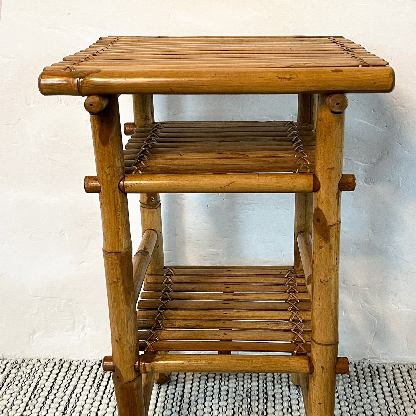 petite table en bambou et rotin