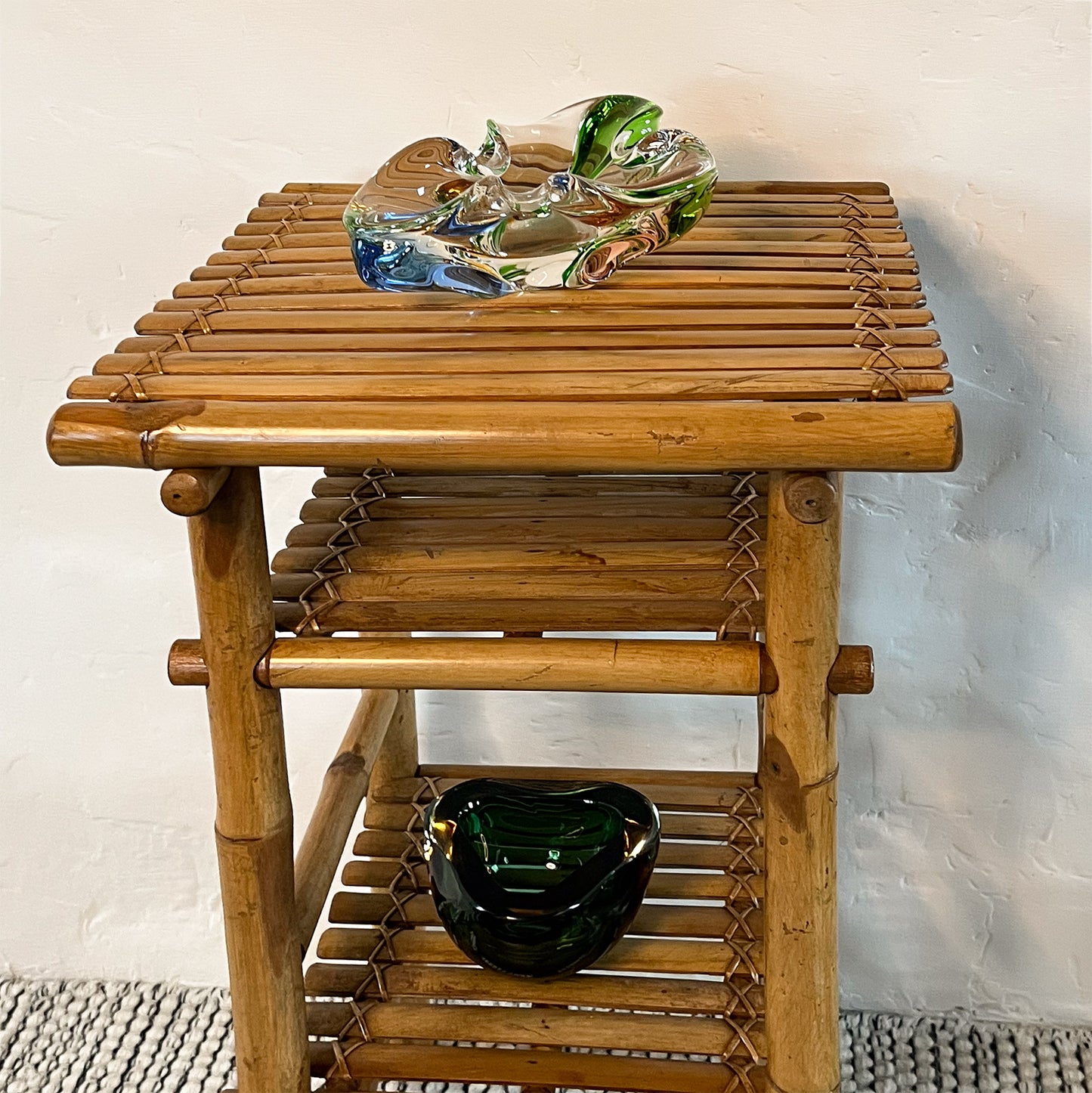 petite table en bambou et rotin