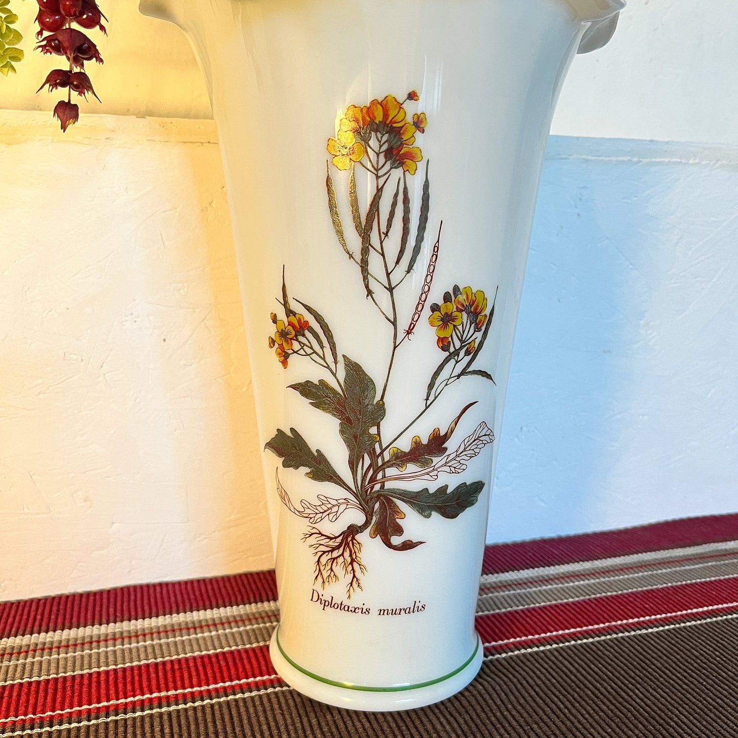 vase vintage en opaline décoré d’une fleur