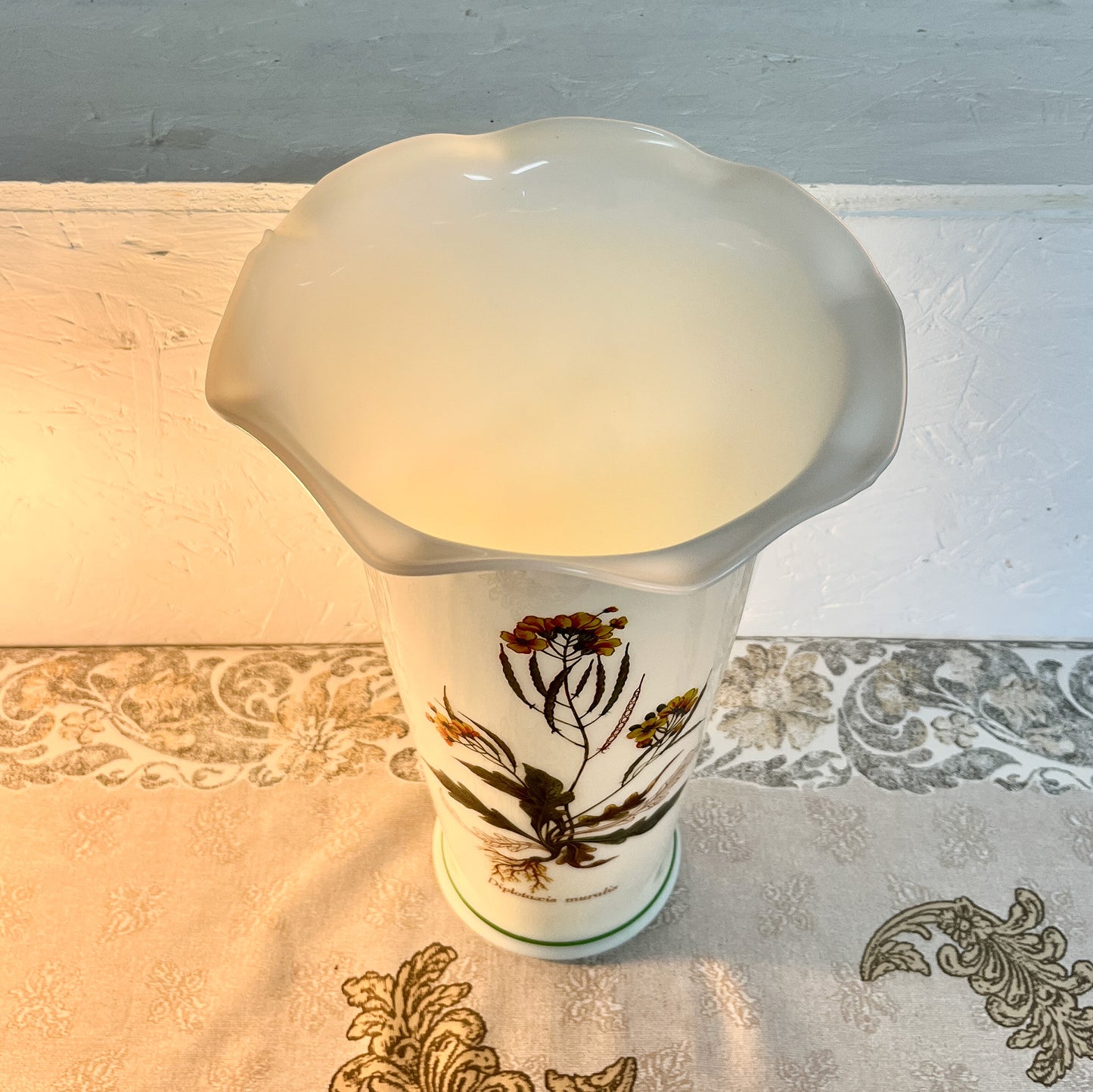 vase vintage en opaline décoré d’une fleur